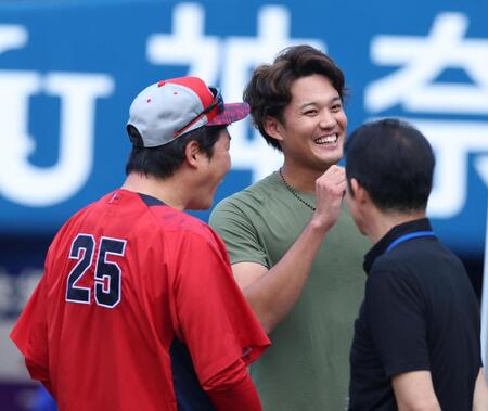 　新井監督と談笑する藤浪（撮影・金田祐二）