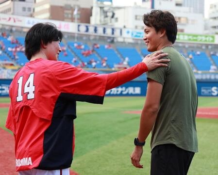 　大瀬良にあいさつする藤浪（撮影・金田祐二）