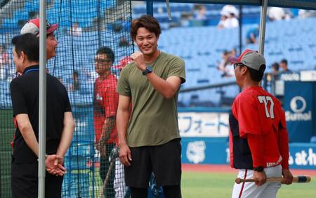 　新井監督、藤井ヘッドコーチにあいさつする藤浪（撮影・金田祐二）