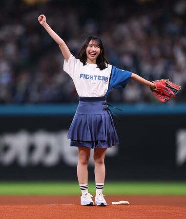 　ファーストピッチセレモニーで投球し、喜ぶ日向坂４６・藤嶌果歩（撮影・中島達哉）