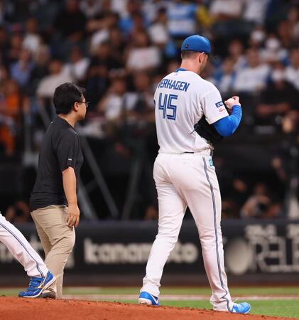 　２回途中で降板するバーヘイゲン（撮影・中島達哉）