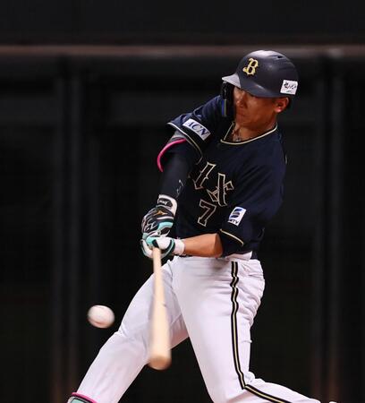 　２回、３ランを放つ西川（撮影・中島達哉）