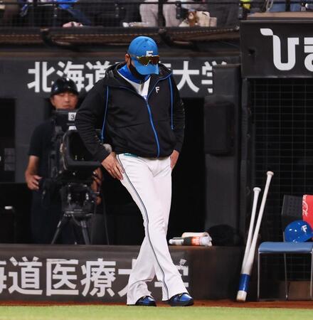 　２回、肩を落としながらバーヘイゲンの交代を告げに向かう新庄監督（撮影・中島達哉）
