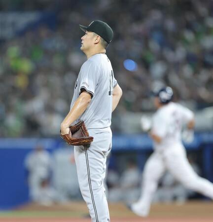 　４回、オスナ（右）にソロを浴びた田中将（撮影・西岡正）