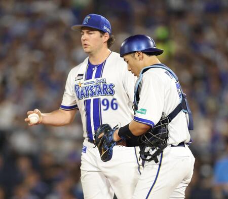 　６回、ピンチで山本と話すバウアー（撮影・金田祐二）