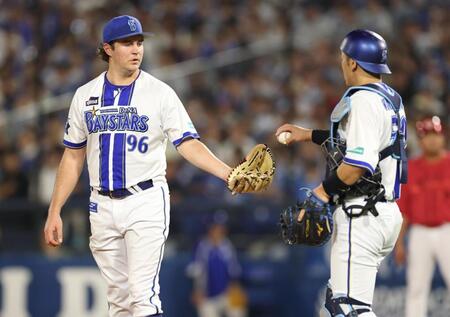 　６回、ピンチでＤｅＮＡ・山本祐大と話すバウアー（撮影・金田祐二）