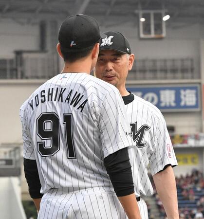 　試合前吉川（左）に声をかける吉井監督（撮影・持木克友）