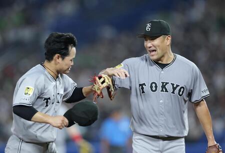 　５回、エラーした中山（左）と笑顔でタッチを交わす田中将（撮影・西岡正）