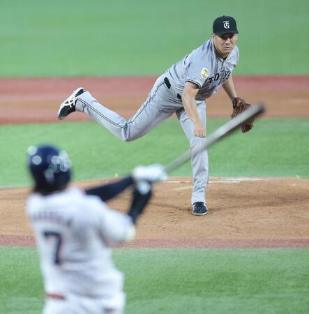 　一回、長岡を二塁ゴロに打ち取る田中将（撮影・西岡正）