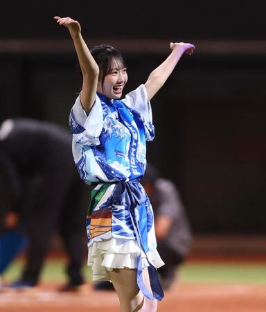 　ＹＭＣＡダンスを踊る日向坂４６・藤嶌果歩（撮影・中島達哉）