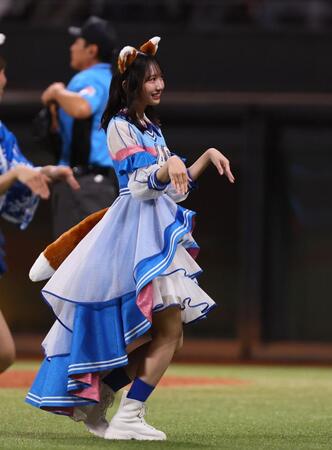 　きつねダンスを踊る日向坂４６・藤嶌果歩（撮影・中島達哉）