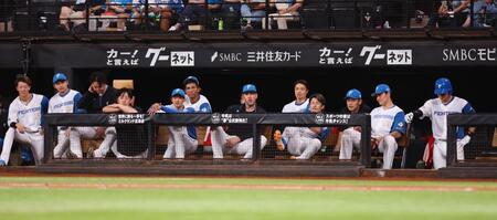 　９回、戦況を見つめる日本ハムナイン（撮影・中島達哉）