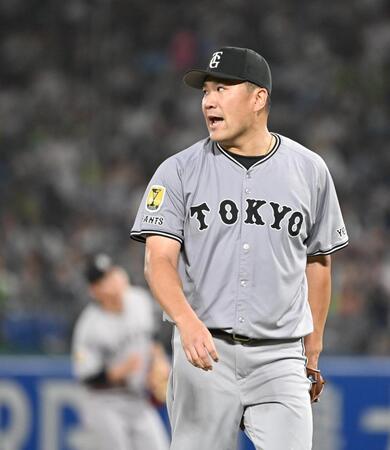 　４回を投げ終えてベンチに戻る田中将