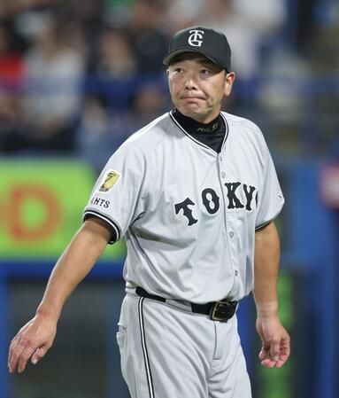 　６回、投手交代を告げる阿部監督（撮影・西岡正）
