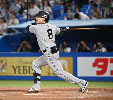 　２回、丸が左中間越えに２ランを放つ