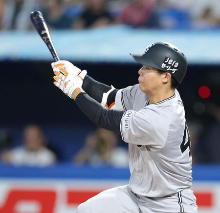 　２回、右前に適時打を放つ佐々木（撮影・西岡正）