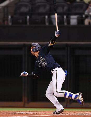 　５回、ソロを放つ中川（撮影・中島達哉）