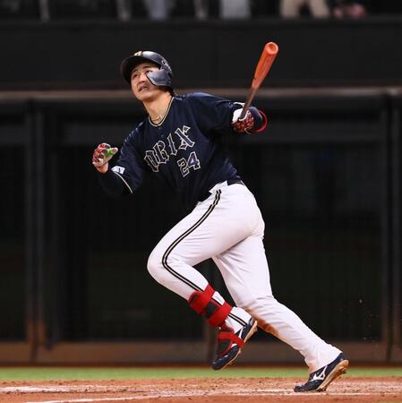 　５回、ソロを放つ紅林（撮影・中島達哉）