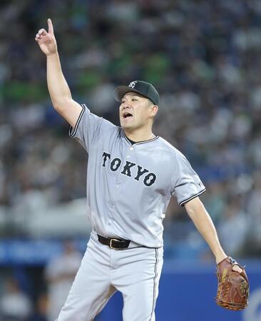 　２回、岩田の三飛を指さす田中将（撮影・西岡正）