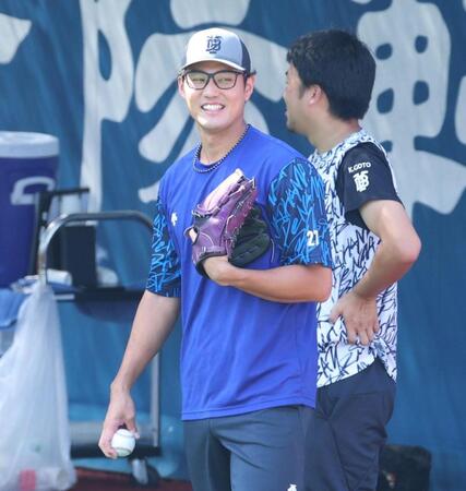 　調整する藤浪（撮影・金田祐二）