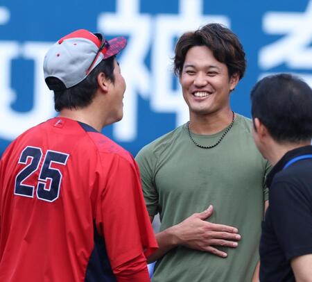 　新井監督と談笑する藤浪（撮影・金田祐二）