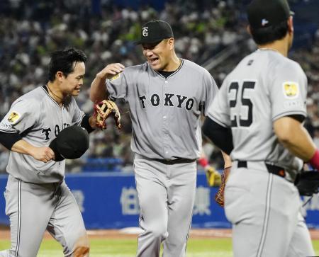 　５回を投げ終え、ベンチに戻る巨人・田中将。左は二塁手中山＝神宮