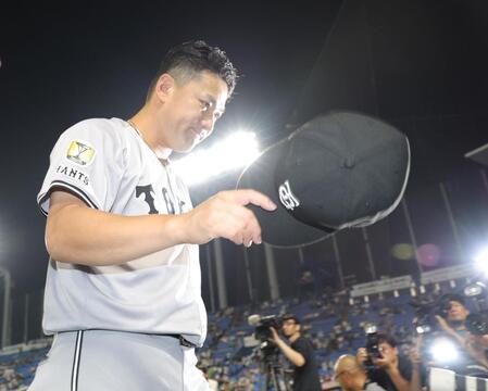 　ヒーローインタビューの後、一礼する田中将（撮影・西岡正）