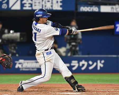 　７回、宮崎が左越えに２ランを放つ