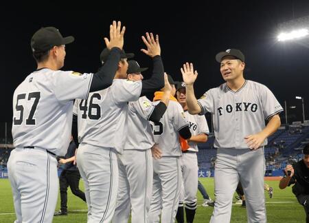 　ヒーローインタビューの後、投手陣と笑顔でタッチを交わす田中将（右）＝撮影・西岡正