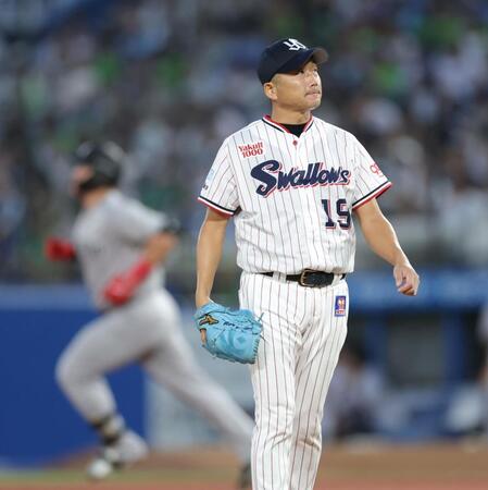 　２回、リチャード（右）に２ランを浴びる石川（撮影・西岡正）