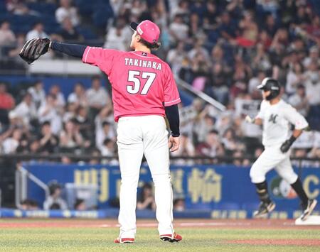 　４回、山口（右）に２打席連続の本塁打を打たれた滝中（撮影・持木克友）