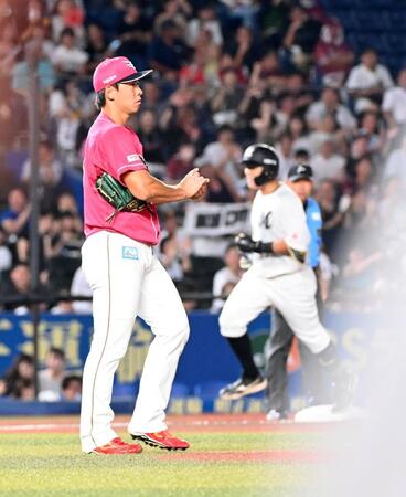 　４回、山口に（右）に２点本塁打を打たれた柴田（撮影・持木克友）