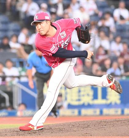 　力投する先発の滝中（撮影・持木克友）