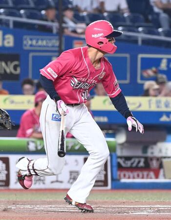 　３回、左越え適時二塁打を放つ武藤（撮影・持木克友）