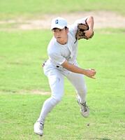 　外野守備練習をする県岐阜商・横山（撮影・今井雅貴）