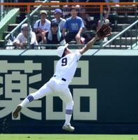 　対横浜戦の１回、横浜・奥村頼の右飛を好捕する横山