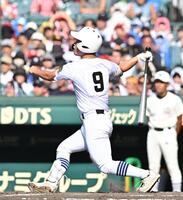 　２回、同点犠飛を放つ県岐阜商・横山温大（撮影・西田忠信）
