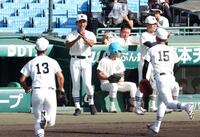 　１回のピンチを切り抜けた根本智希（１５）に拍手を送る日大三・三木有造監督（撮影・中田匡峻）