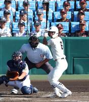 　３回、打席に立つ日大三・松岡翼（撮影・中田匡峻）