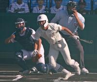 　１回、中前打を放つ日大三・松岡翼（撮影・中田匡峻）