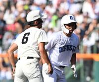 　１回、フェイスガードを着用してプレーする日大三・松岡翼（左）＝撮影・西田忠信