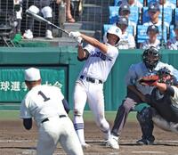　５回、日大三・近藤優樹（１）から右前へ勝ち越し適時打を放つ県岐阜商・坂口路歩（撮影・中田匡峻）