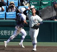　５回、県岐阜商・坂口路歩に勝ち越し適時打を浴びた日大三・近藤優樹（右）＝撮影・中田匡峻