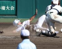 　５回、坂口路歩の勝ち越し適時打で生還する二走の県岐阜商・渡辺璃海（撮影・中田匡峻）