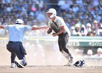 　８回、近藤優樹の中前適時打で同点のホームにヘッドスライディングで生還し雄たけびを上げる日大三・田中諒（撮影・開出牧）