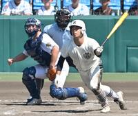 　１０回、日大三・近藤が中前へ勝ち越し打を放つ。捕手は県岐阜商小鎗