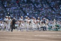 　決勝進出を決め駆け出す日大三ナイン（撮影・開出牧）