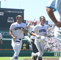 　準決勝敗退し、グラウンドを後にする県岐阜商・横山温大（左）＝撮影・西田忠信