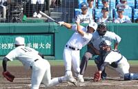 　２回、日大三・根本智希（１５）から同点犠飛を放つ県岐阜商・横山温大（撮影・中田匡峻）