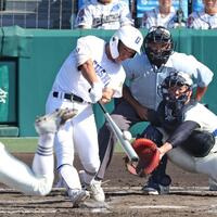 　２回、同点犠飛を放つ県岐阜商・横山温大（撮影・中田匡峻）